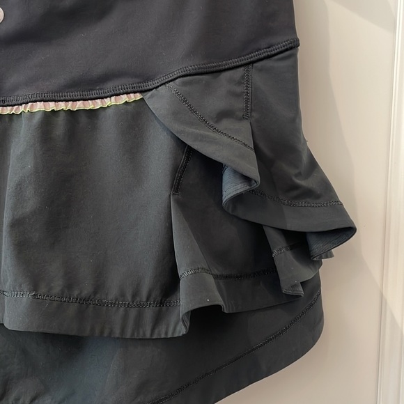 Lululemon Black Ruffled Skirt—Great Fabric & Style—Great Condition!! Size 8 - Picture 6 of 8